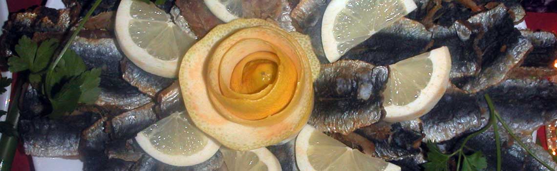 Arbeiter bedient den Kabelschredder