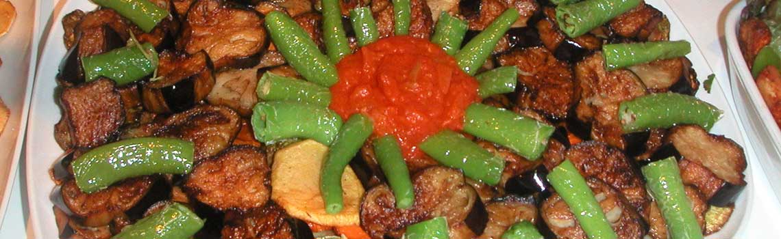 Arbeiter bedient den Kabelschredder