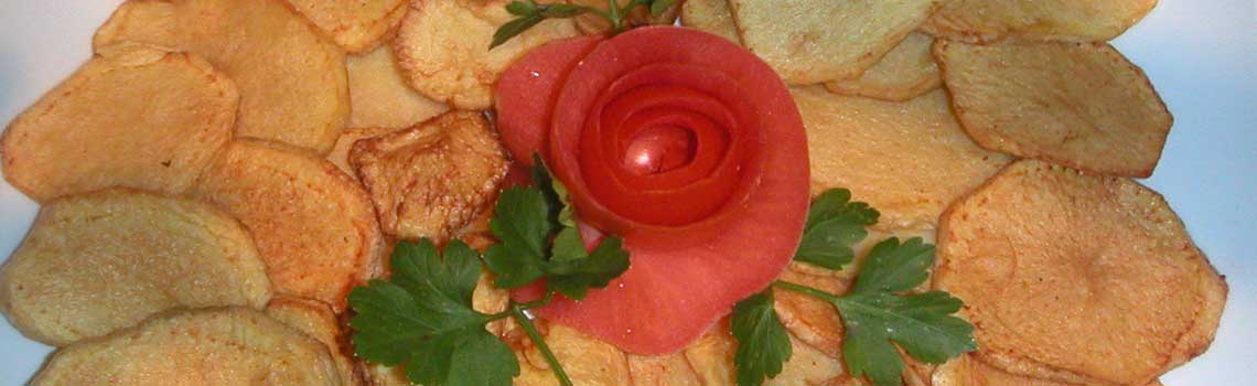 Arbeiter bedient den Kabelschredder