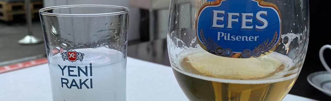 Arbeiter bedient den Kabelschredder