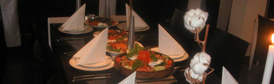 Arbeiter bedient den Kabelschredder